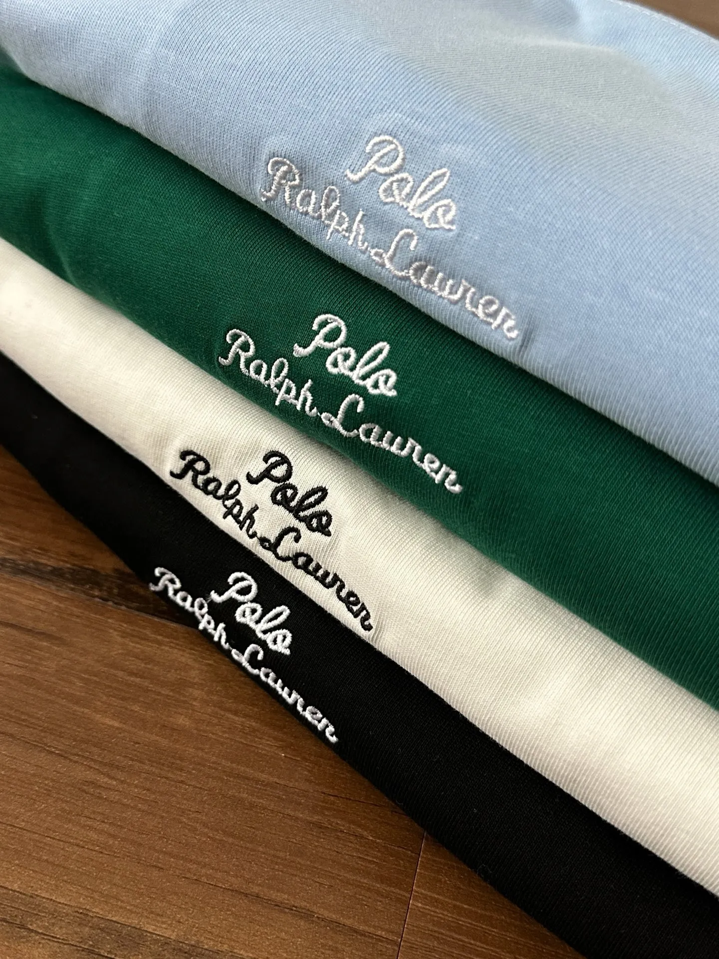 P130 Style number: RL004】Ralph Lauren/Ralph Lauren 25ss summer new round-neck T-shirt with English letter embroidery. The main logo on the neck has a QR code mark, which can be scanned for verification, and the detailed English letter logo embroidery is all high-density, all made by imported Tajima machines, which distinguishes low-quality products on the market. 32 counts, 240g hydrophilic toner, 100% cotton fabric, comfortable and soft, highly breathable, focusing on high-end cost-effectiveness, needless to say good quality. Available in a variety of colors, both boys and girls can try this genderless style, giving them a yuppie tone in no time. Immerse yourself in your leisurely style, and have your own style in retro. Natural, vivid and very French romantic feelings, perfectly integrating youthful atmosphere and trend. Color: Black, White, Green, Colorful Blue Size: S-xL S Shoulder width 44 Bust 104 Sleeve length 23 Clothing length 72 M Shoulder width 45 Bust 108 Sleeve length 24 Clothing length 74 L Shoulder width 46 Bust 112 Sleeve length 25 Clothing length 76 xL Shoulder width 47 Bust 116 Sleeve length 26 Clothing length 78